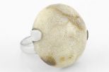 Кольцо из серебра с кораллом белым круг 25 мм 30045