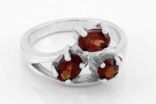 Серебряное кольцо с гранатом 31275 купить в магазине Самоцветы мира