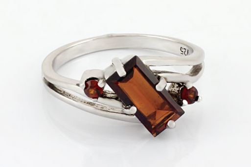 Серебряное кольцо с гранатом 37430 купить в магазине Самоцветы мира