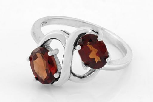 Серебряное кольцо с гранатом 38714 купить в магазине Самоцветы мира