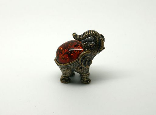 Бронзовую фигурку с янтарем слон 40288 купить в магазине Самоцветы мира