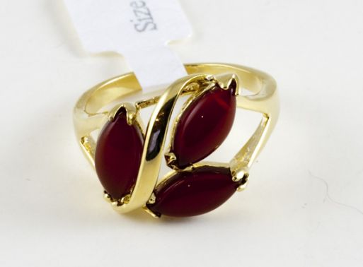 Позолоченное кольцо из мельхиора с сердоликом 41629 купить в магазине Самоцветы мира
