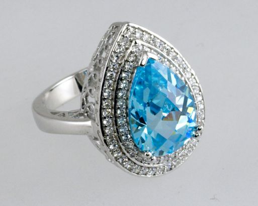 Кольцо из серебра с голубым кварцем и фианитами капля 9х16 мм 41981 ― Самоцветы мира