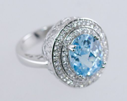 Кольцо с голубым кварцем в серебре предназначено для того, чтобы более изысканно и выразительно подчеркнуть женственность и утонченное совершенство в собственном образе.
