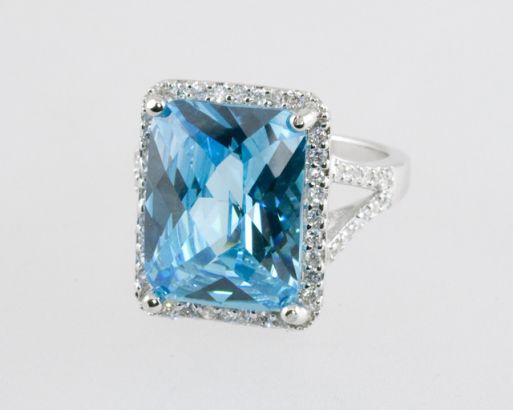 Серебряное кольцо с голубым кварцем 42015 купить в магазине Самоцветы мира