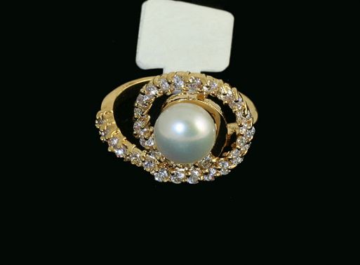 Позолоченное кольцо из сплава с жемчугом 44402 купить в магазине Самоцветы мира
