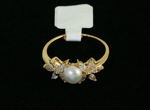 Позолоченное кольцо из мельхиора с жемчугом 44445 купить в магазине Самоцветы мира