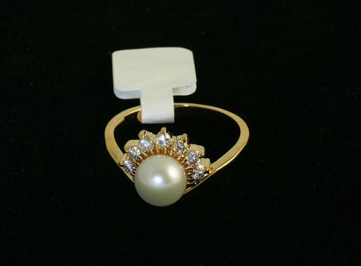 Позолоченное кольцо из сплава с жемчугом 44460 купить в магазине Самоцветы мира