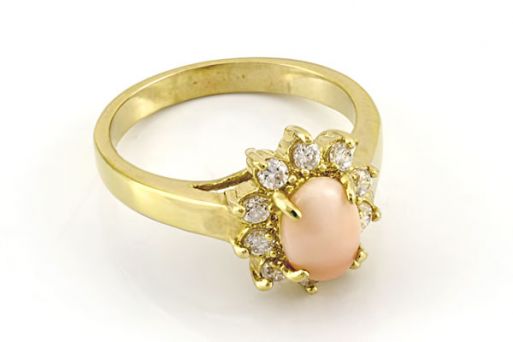 Позолоченное кольцо из сплава с кораллом 46089 купить в магазине Самоцветы мира