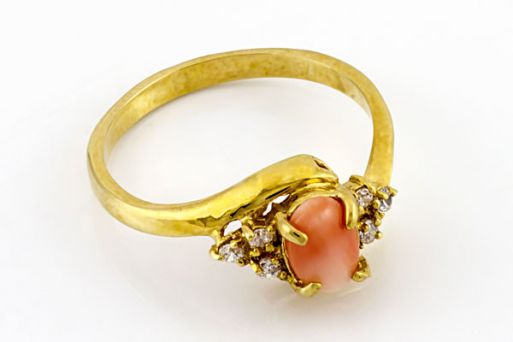 Позолоченное кольцо из сплава с кораллом 46100 купить в магазине Самоцветы мира