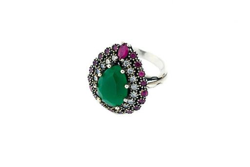Серебряное кольцо с зелёным агатом, рубином и фианитами 51008 купить в магазине Самоцветы мира