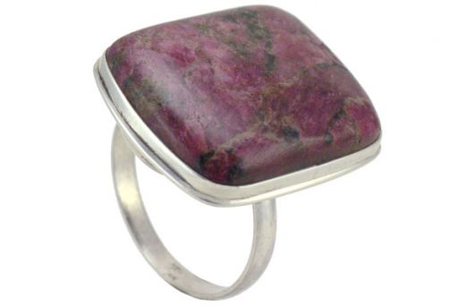 Серебряное кольцо с эвдиалитом 51845 купить в магазине Самоцветы мира