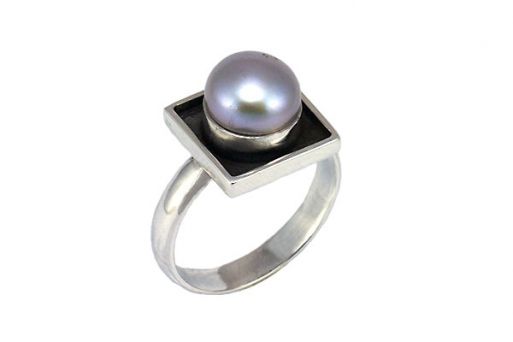 Кольцо из серебра 925 пробы с жемчугом.