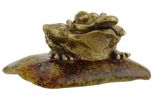 Фигурка бронзовая на янтаре Лягушка с монетой