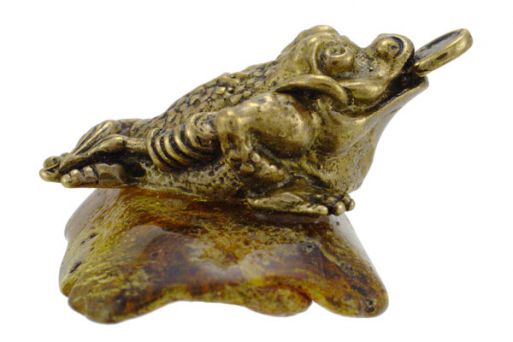 Фигурка из бронзы «Лягушка с монетой» на подставке из янтаря.