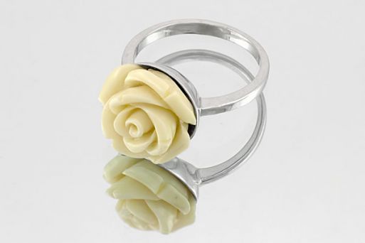 Серебряное кольцо с белым агатом 59723 купить в магазине Самоцветы мира