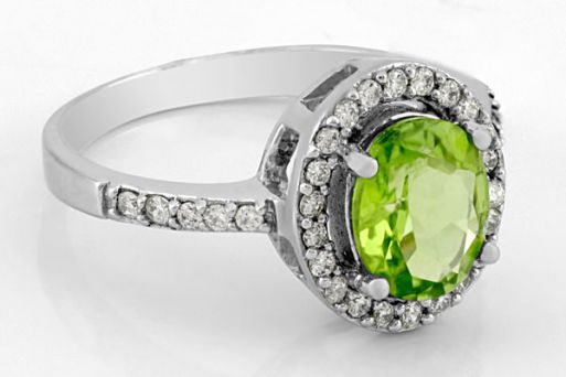 Серебряное кольцо с хризолитом и фианитами 60302 купить в магазине Самоцветы мира