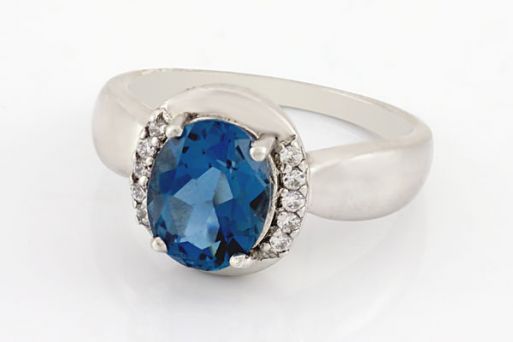 Серебряное кольцо с лондон топазом и фианитами 60374 купить в магазине Самоцветы мира