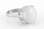 Кольцо из серебра с улекситом белым круг 15 мм 61299