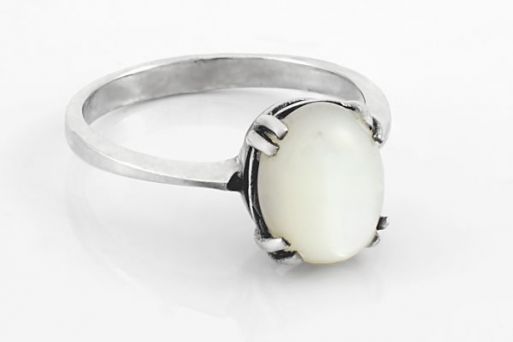 Серебряное кольцо с белым перламутром 61478 купить в магазине Самоцветы мира