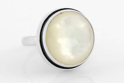 Серебряное кольцо с перламутром 61600 купить в магазине Самоцветы мира