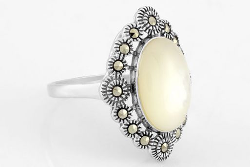 Серебряное кольцо с перламутром 62172 купить в магазине Самоцветы мира