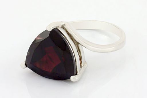 Серебряное кольцо с гранатом 62686 купить в магазине Самоцветы мира