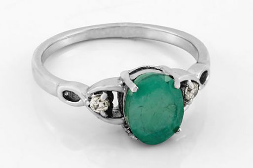 Серебряное кольцо с изумрудом и фианитами 62715 купить в магазине Самоцветы мира
