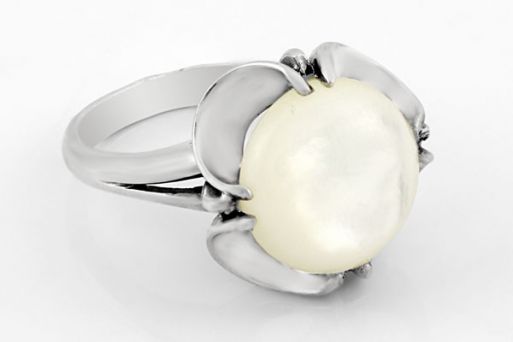 Серебряное кольцо с перламутром 63719 купить в магазине Самоцветы мира