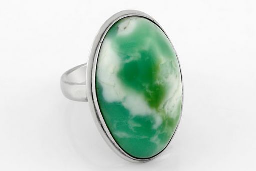 Серебряное кольцо с хризопразом 64490 купить в магазине Самоцветы мира
