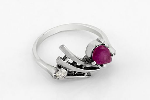 Серебряное кольцо с рубином 64983 купить в магазине Самоцветы мира