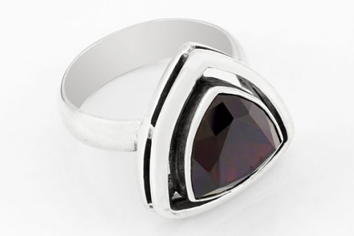 Серебряное кольцо с гранатом 65391 купить в магазине Самоцветы мира