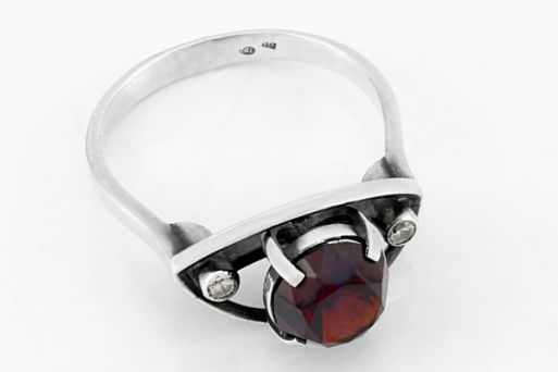 Серебряное кольцо с гранатом 65396 купить в магазине Самоцветы мира