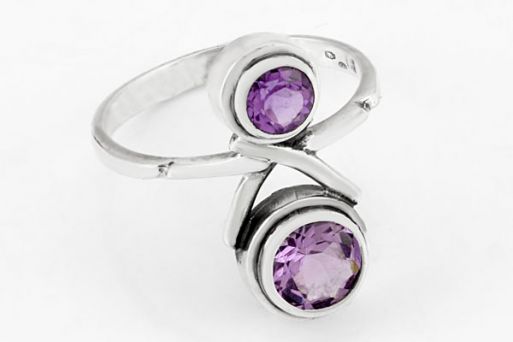 Серебряное кольцо с аметистом 65410 купить в магазине Самоцветы мира