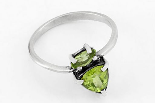 Серебряное кольцо с хризолитом 39857 купить в магазине Самоцветы мира