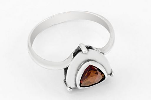Серебряное кольцо с гранатом 65440 купить в магазине Самоцветы мира
