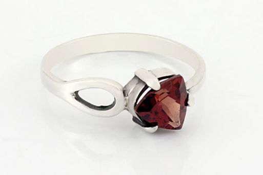 Серебряное кольцо с гранатом 65445 купить в магазине Самоцветы мира