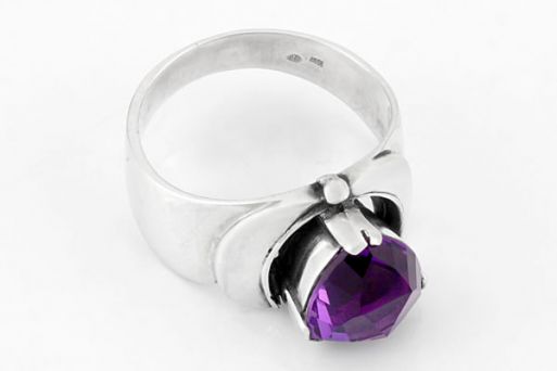 Серебряное кольцо с аметистом 65450 купить в магазине Самоцветы мира